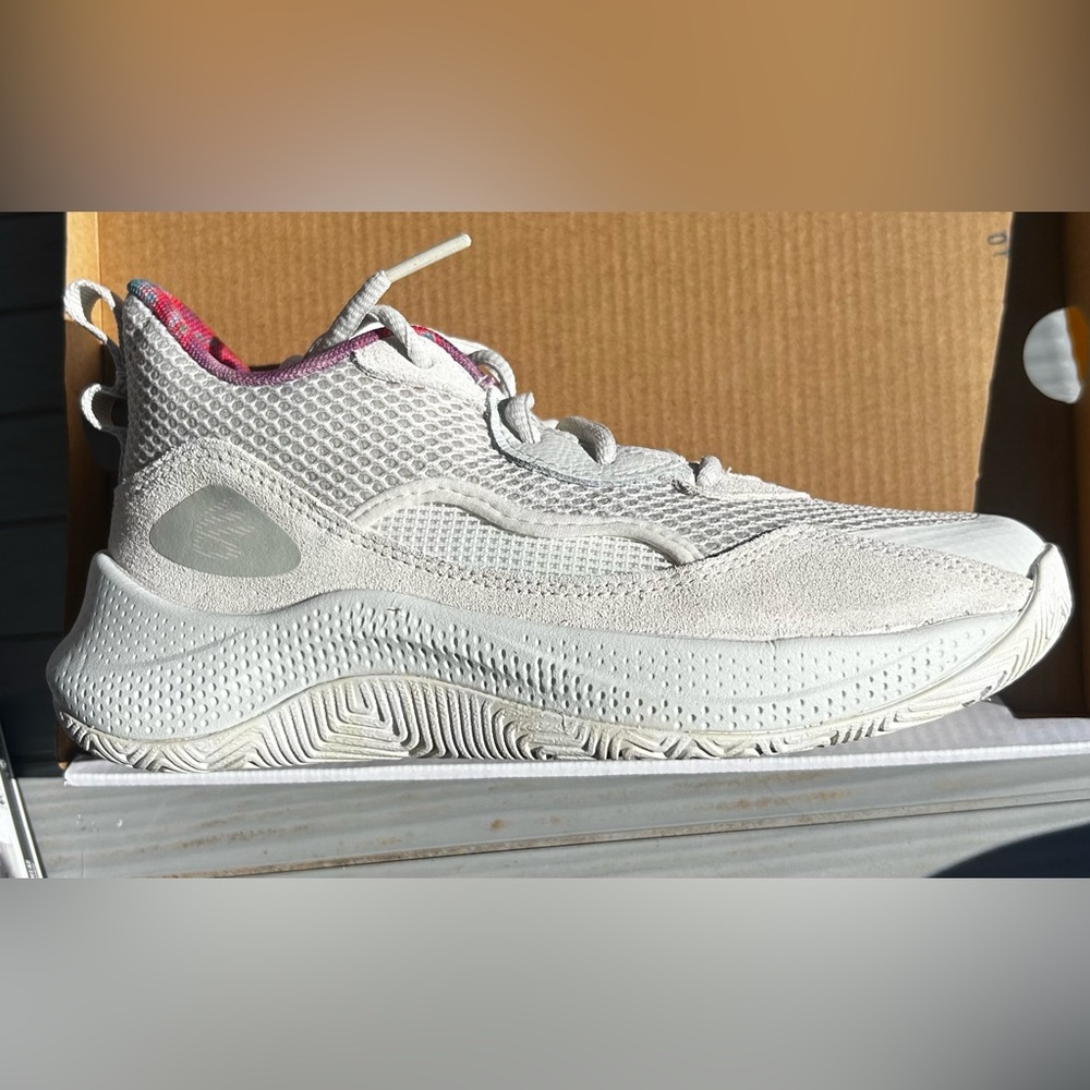 NWT UNDER ARMOUR Youth PS Curry White Athletic High-top Sneakers Size 3 Y Unisex